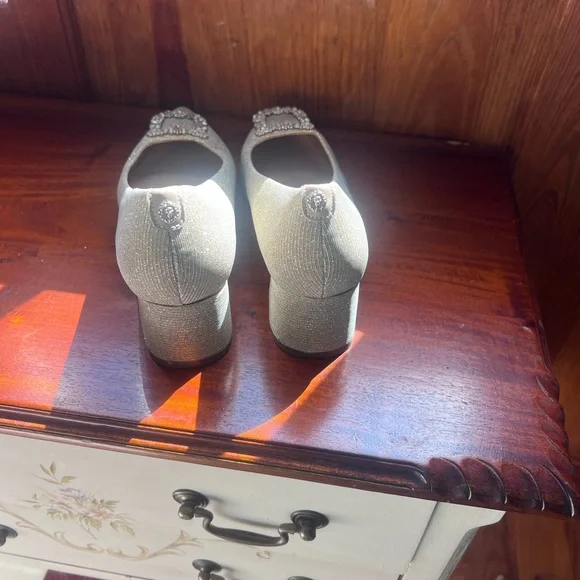 Elegant Gold Women's Flats with Crystal Embellishments - Picture 4 of 8